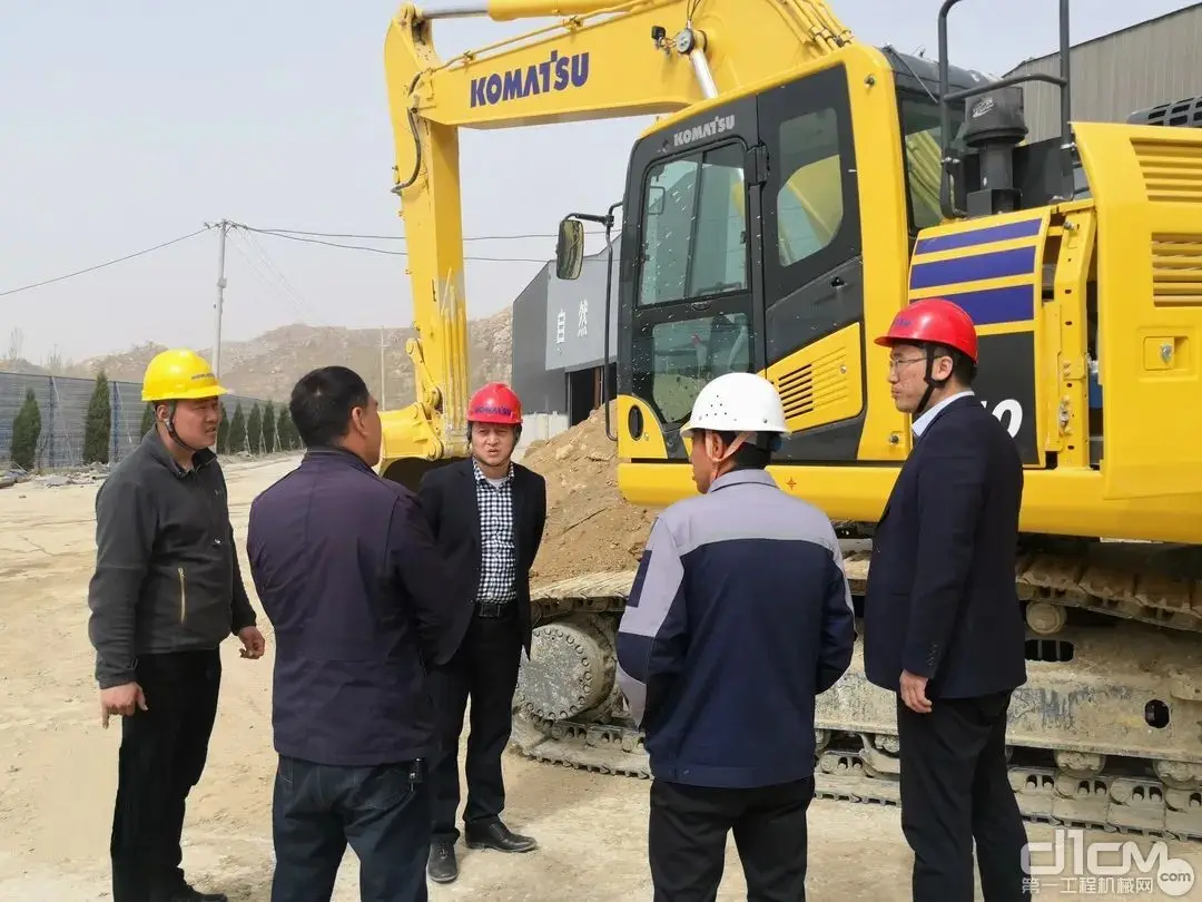 Komatsu PC240-11M0 - imagem 4