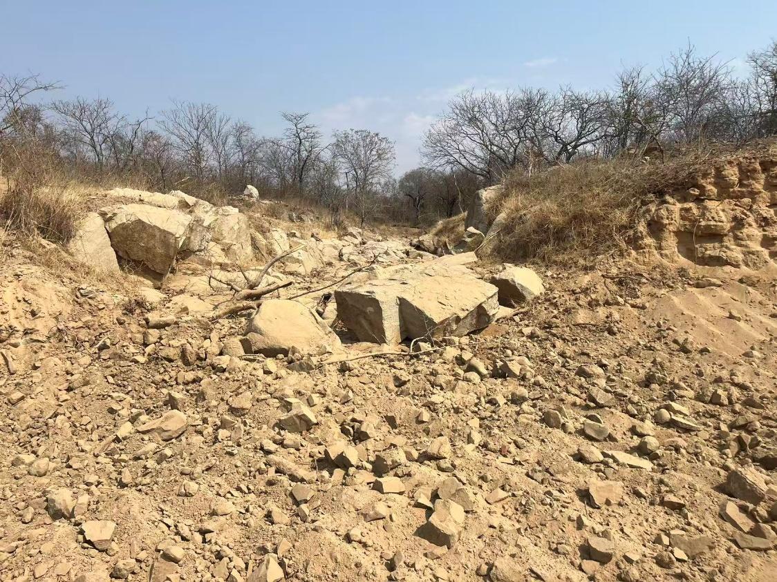 Equipa em área de obra para reabilitação de barragens em Angola