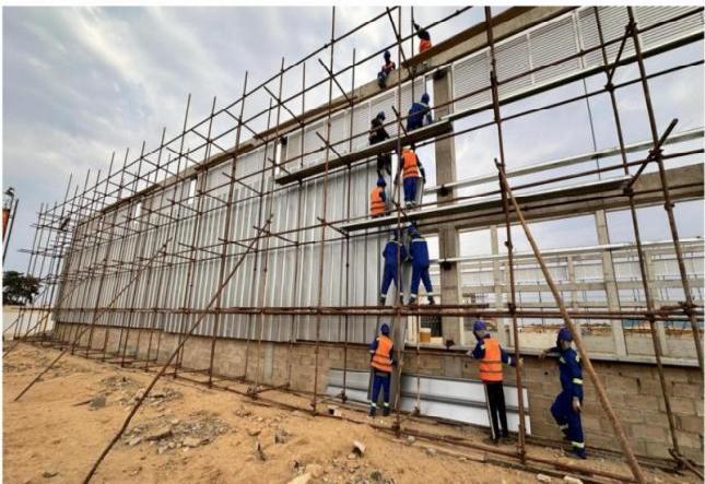 Obra industrial em Angola com apoio de equipamentos pesados